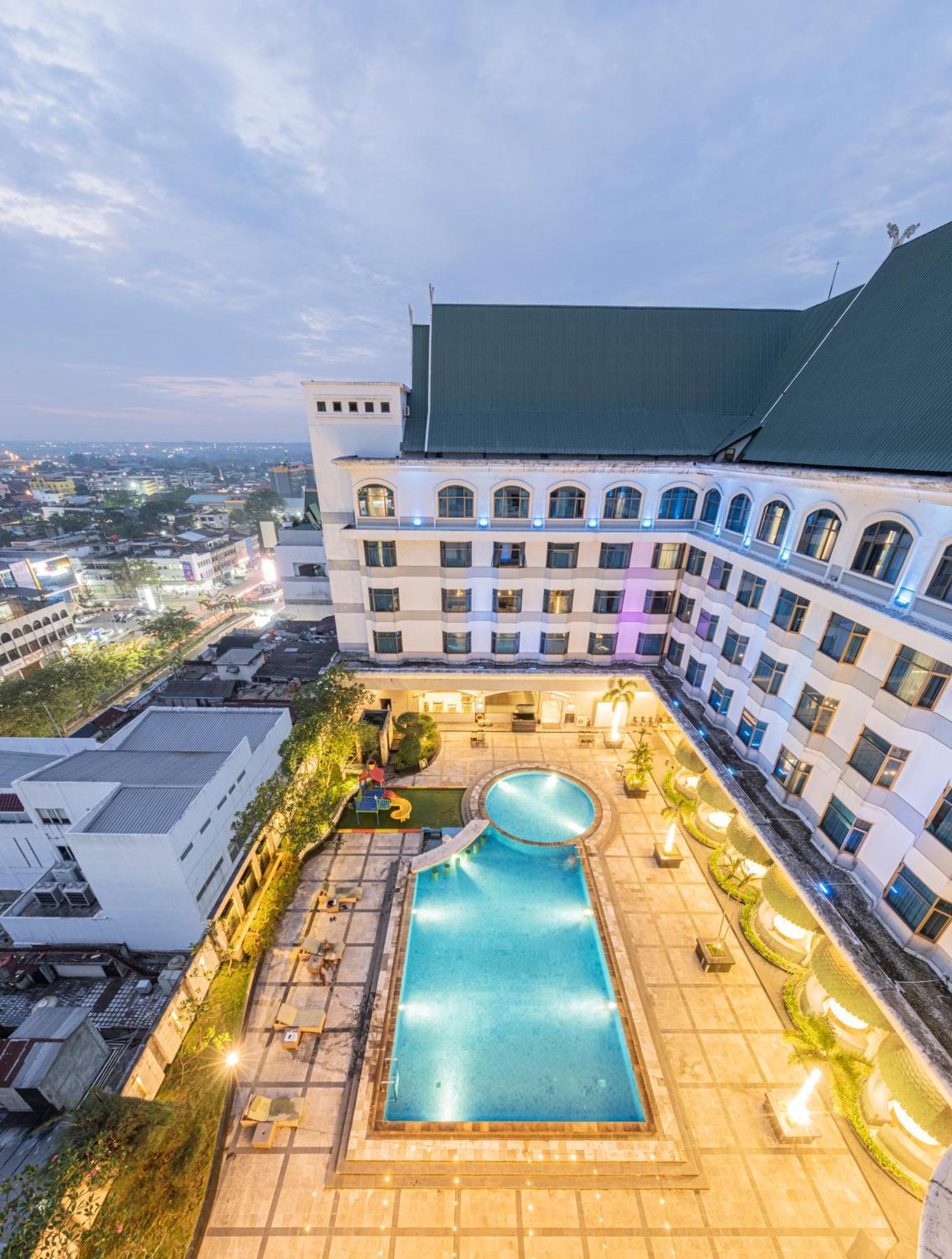 Grand Jatra Hotel Пеканбару Екстериор снимка